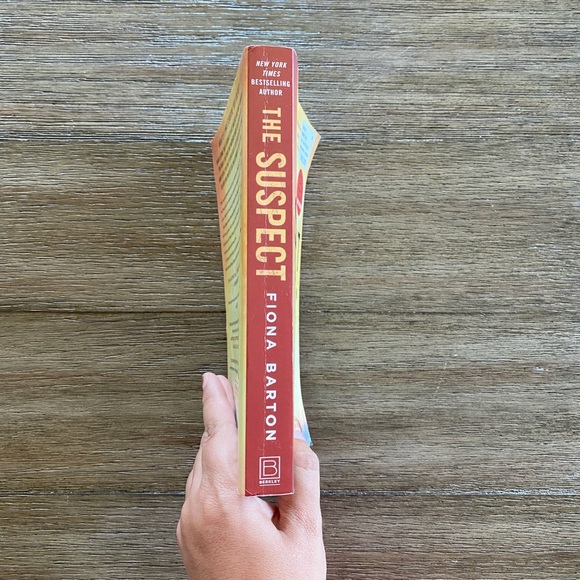 The Suspect by Fiona Barton - Picture 3 of 5